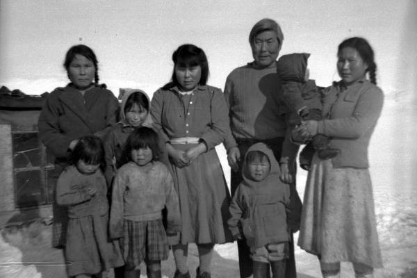 Samuel Mikaelsen i Isortoq. Kvinden længst til venstre er Margrethe Kúko, de andre er ikke identificeret.  Fotograf: ArKaluk Bianco (1921-1986)